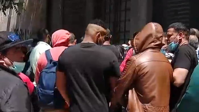 Migrantes realizaron largas filas en Extranjería tras rumor sobre visa de refugio