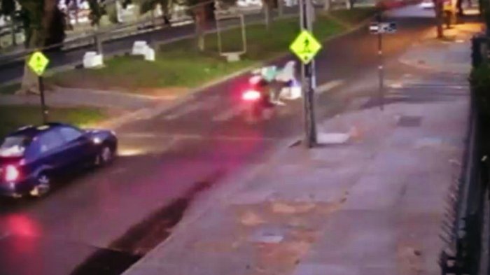 Moto pertenece a un carabinero: Buscan a autor de atropello contra joven en paso peatonal