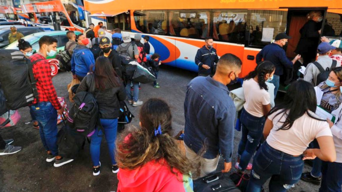 Ingresaron de manera ilegal: 350 venezolanos son trasladados a Santiago tras cuarentena preventiva en Iquique