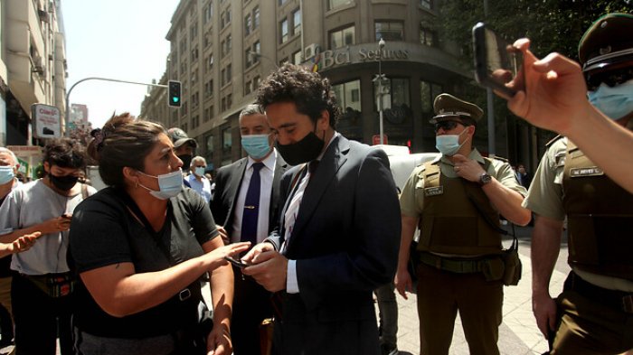 Briones fue increpado en el centro de Santiago tras solicitar información de quienes retiraron el 10%