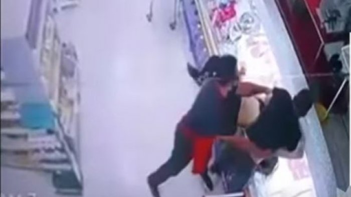 Golpeó y ahorcó a compañera de trabajo porque no le gustó la música que puso