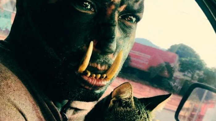 Tatuador se implantó colmillos en la mandíbula: Su sueño es ser un orco