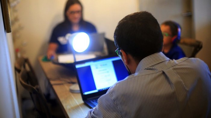 Encuesta: Casi la mitad de los chilenos siente que su jornada laboral se ha extendido por culpa del teletrabajo