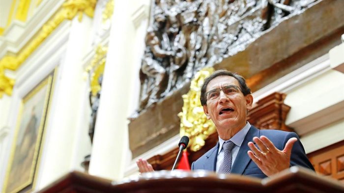 Congreso de Perú destituye al presidente Martín Vizcarra, declarado 