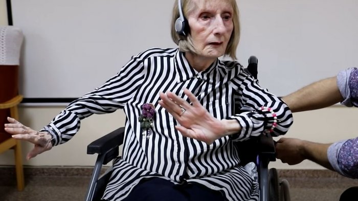 La increíble reacción de ex bailarina con Alzheimer al volver a escuchar 
