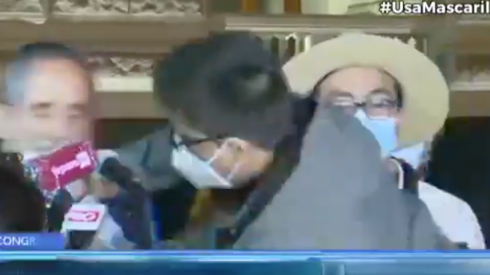 Congresista peruano recibe feroz combo tras votar a favor de la destitución de Vizcarra