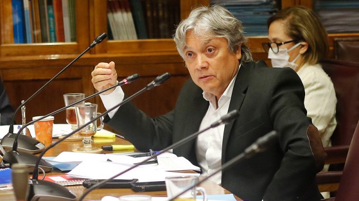 Demandan al senador Navarro: Alcalde de Concepción busca que pague la multa por propaganda ilegal