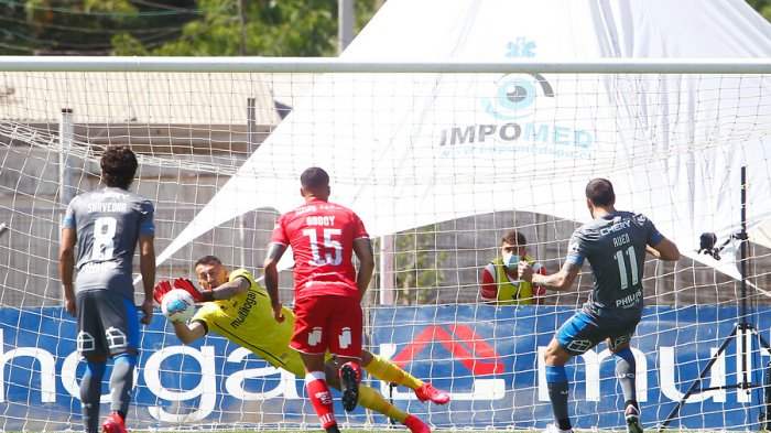 Hicieron repetir tres veces el penal a la UC, pero igual Curicó lo ganó en buena lid