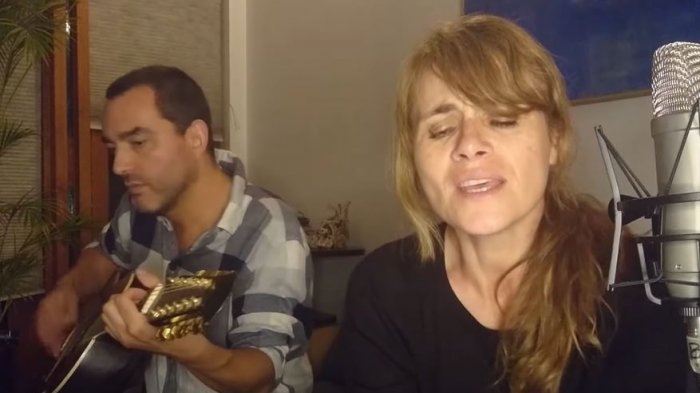 Amaya Forch sorprende cantando 