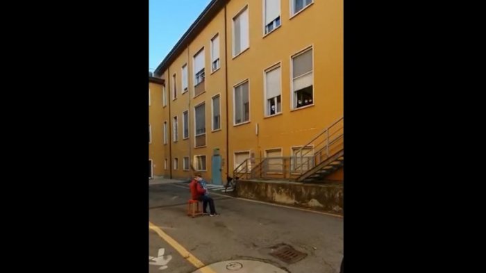 Hombre de 81 años no puede visitar a su esposa internada, así que le hizo una serenata con su acordeón