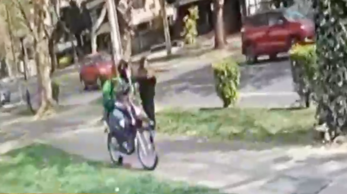 Solitario asaltante en moto roba celulares a transeúntes en la comuna de Providencia