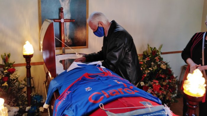 La foto de Leonel Sánchez en el velorio de Carlos Campos que emociona a hinchas azules
