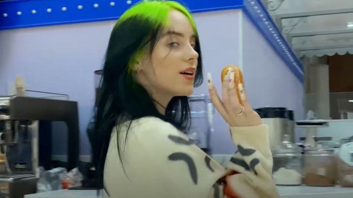 Billie Eilish se roba un pretzel, donuts y hasta papas fritas en el videoclip de 