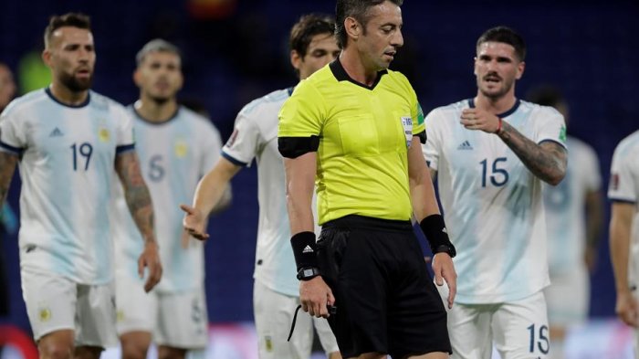 Penal, VAR y gol anulado: Argentina queda primero en la tabla tras empatar con Paraguay