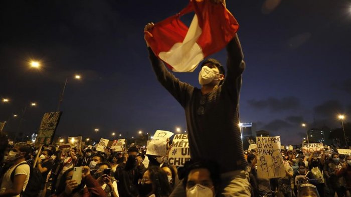 Multitudinarias manifestaciones se llevaron a cabo en Lima en rechazo al gobierno transitorio