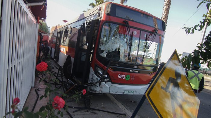 Micro de Red impactó a dos viviendas en Maipú: Una de las casas quedó sin agua y gas