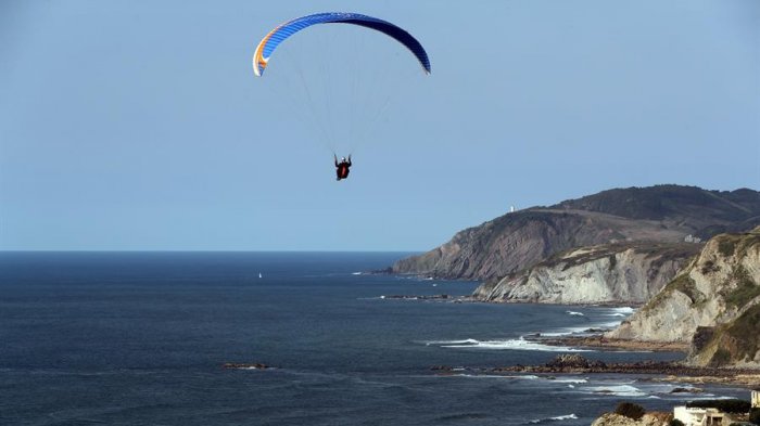 Hombre australiano de 91 años sufrió accidente en parapente y sobrevivió prácticamente ileso