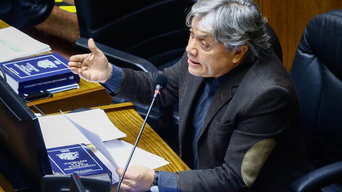 Senador Navarro inició proceso retiro de ventilación mecánica y se mantiene en la UCI