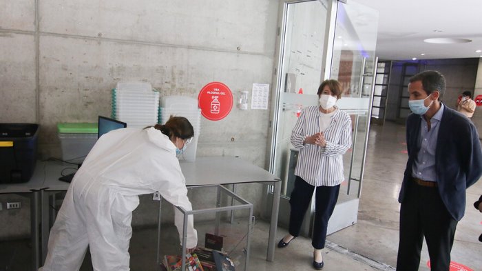 Afinan detalles para reapertura de Biblioteca de Santiago: Libros entrarán en cuarentena cuando sean devueltos