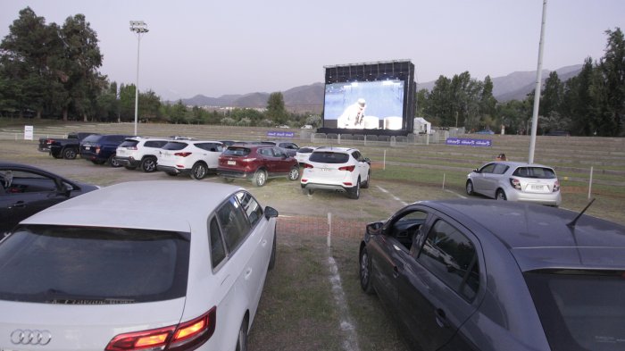 Autocine de Las Condes revela su cartelera en medio de críticas de vecinos por conflicto medioambiental
