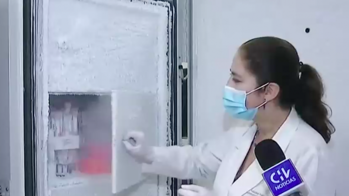 Dra. explica la dificultad de almacenar una vacuna contra el COVID-19: Congeladores son caros y no están en Chile