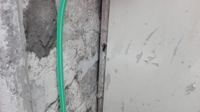 Familia cesante y con dos hijos con discapacidad pide ayuda para reparar casa infestada de termitas