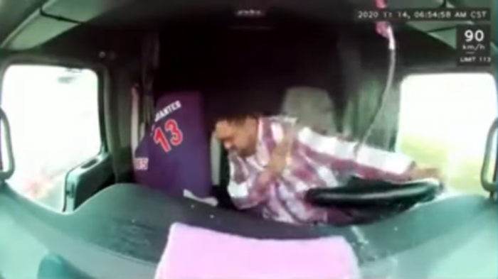 Camionero tuvo que esquivar balas mientras conducía en México