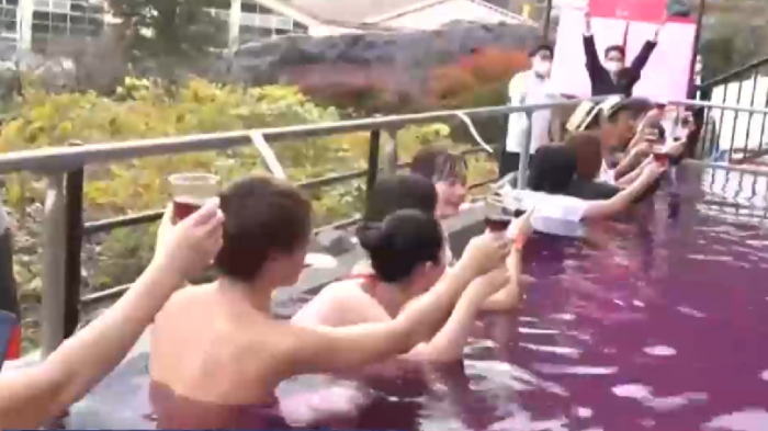 ¿Desperdicio? Japoneses han iniciado extraña celebración donde se bañan en vino