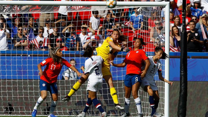 Postnatal con mantención de casi todo el sueldo: Las reformas de la FIFA para las jugadoras que sean mamás