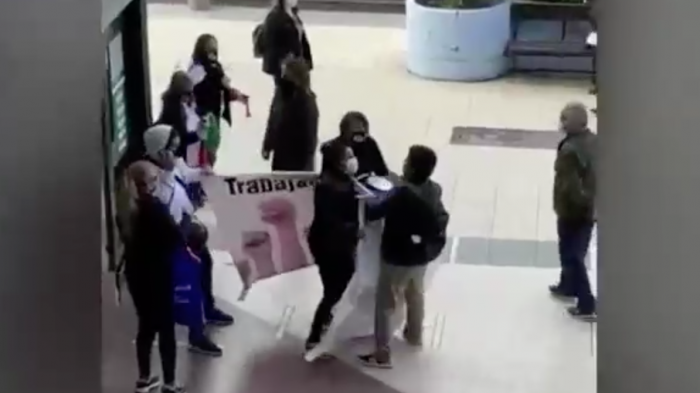 Hombre agredió a joven embarazada que estaba protestando en huelga: Perdió a su hijo por la golpiza