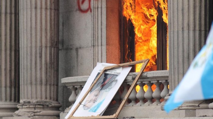 Manifestaciones en Guatemala: Destrozaron e incendiaron el Congreso en rechazo a presupuesto del gobierno