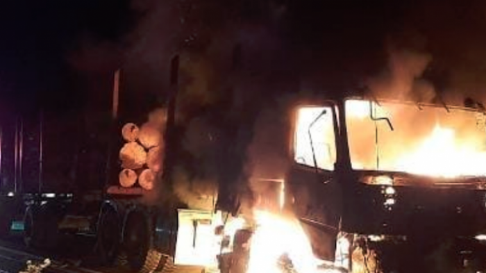 Dos camiones resultan quemados tras nuevo ataque incendiario en La Araucanía