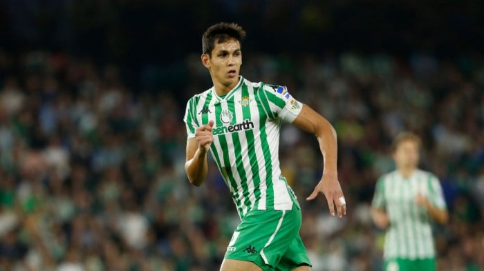 Betis anunció que Mandi dio positivo por COVID-19