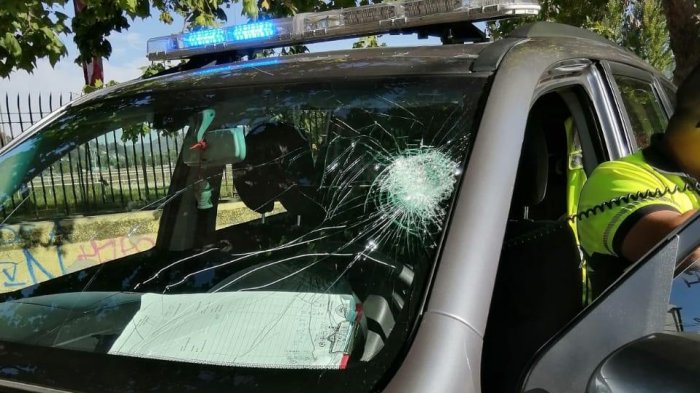 Barristas de la U apedrearon un vehículo del Samu Base Viña del Mar en las afueras del Estadio Sausalito