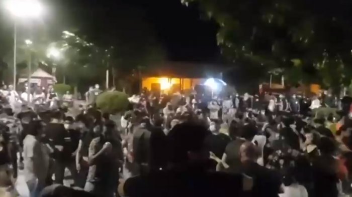 Masiva fiesta en Plaza Ñuñoa terminó con detenidos: Vecinos piden mayor fiscalización por medidas sanitarias