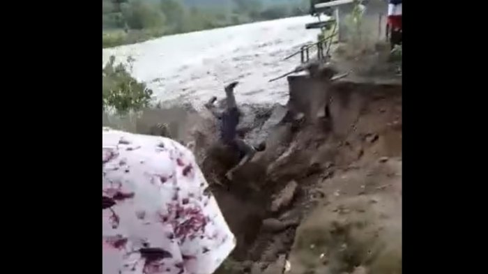 Impactante registro captó cómo un caudaloso río se llevó a un hombre que cayó cuando intentaba sacar un coco