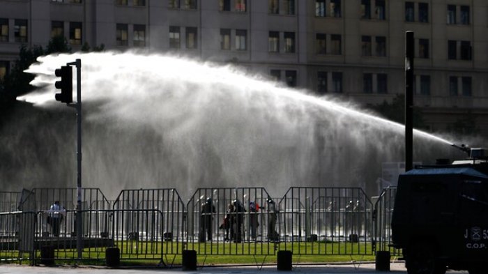 Nuevas manifestaciones cerca de La Moneda: Revisa los desvíos del tránsito y el estado del Metro de Santiago