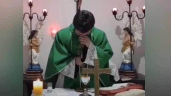 Chascarro en vivo: Sacerdote sufre ataque de risa en plena eucaristía en una misa virtual