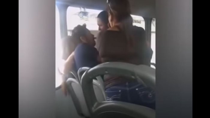 Tenso encuentro: Iba con su amante en la micro y se encontró con su novia embarazada junto a la suegra