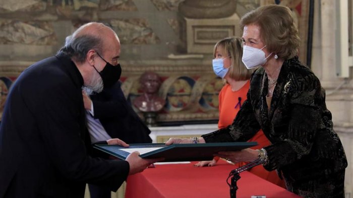 Raúl Zurita recibió de manos de la reina Sofía importante reconocimiento a la poesía iberoamericana