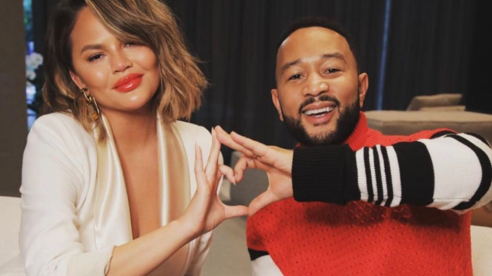 Chrissy Teigen atraviesa un 