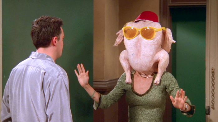 ¡Regresó Mónica! Courteney Cox revivió el icónico baile con un pavo en la cabeza de 