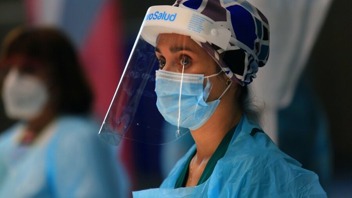 Estudio dice que es más efectivo vacunar primero a personas con mayor interacción social que a grupos de riesgo