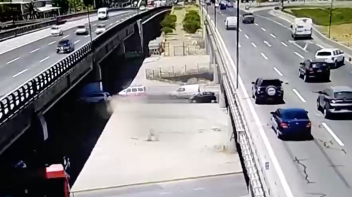 Investigan fatal accidente de moto en autopista: Conductor fue impactado por camioneta que cambió de pista por sorpresa