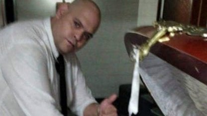 Se entregó uno de los empleados que se fotografió con el cadáver de Maradona