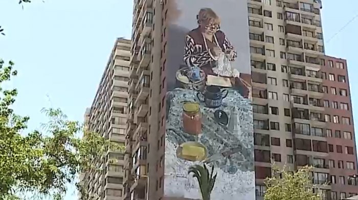 Vecina de Santiago protagoniza una impactante obra realista de 40 metros