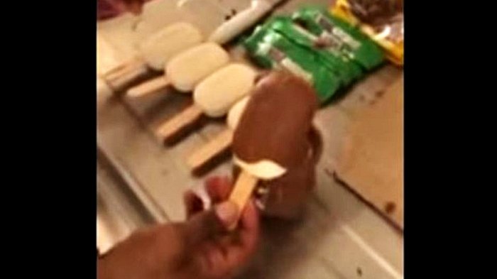 Investigan a influencers que regalaron paletas de helados hechas de jabón a adultos mayores