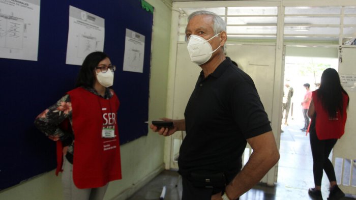 Heraldo Muñoz no pudo votar porque su mesa estaba cerrada: 