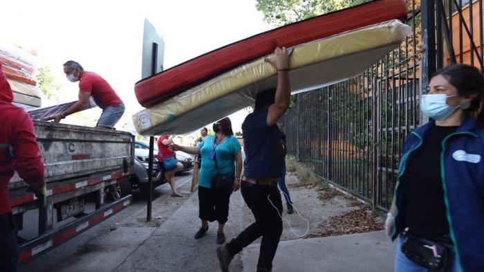 Municipio de Cerro Navia habilita nuevo albergue para afectados por voraz incendio que consumió campamento