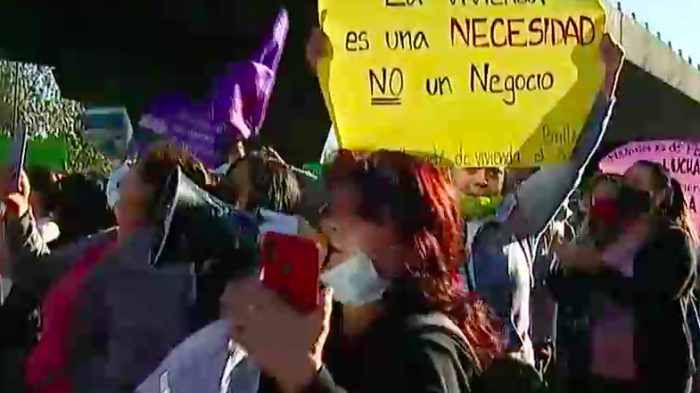 Protesta en Las Condes: Vecinos de Peñalolén cortaron el tránsito para exigir soluciones habitacionales
